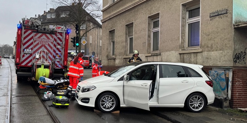 FW-E: Schwerer Verkehrsunfall - Person zwischen Pkw und Hauswand eingeklemmt - Foto: presseportal.de