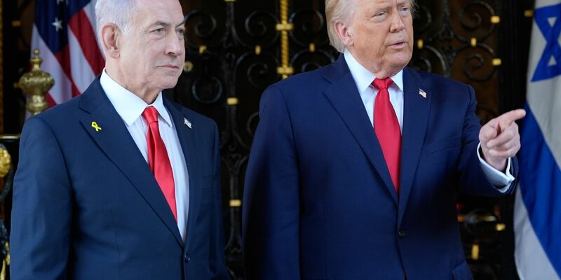 US-Präsident Trump findet deutliche Worte für den Fall, dass der Iran sein Rüstungsprogramm fortsetzen sollte. - Foto: Alex Brandon/AP/dpa