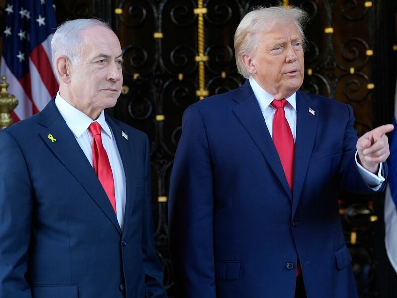 US-Präsident Trump findet deutliche Worte für den Fall, dass der Iran sein Rüstungsprogramm fortsetzen sollte. - Foto: Alex Brandon/AP/dpa