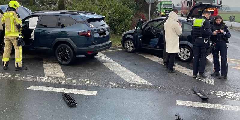 FW Alpen: Verkehrsunfall im Kreuzungsbereich - Foto: presseportal.de