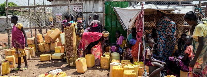 Binnenvertriebene in Südsudan holen Wasser am Stadtrand von Juba. (Archivbild) - Foto: Brian Inganga/AP/dpa