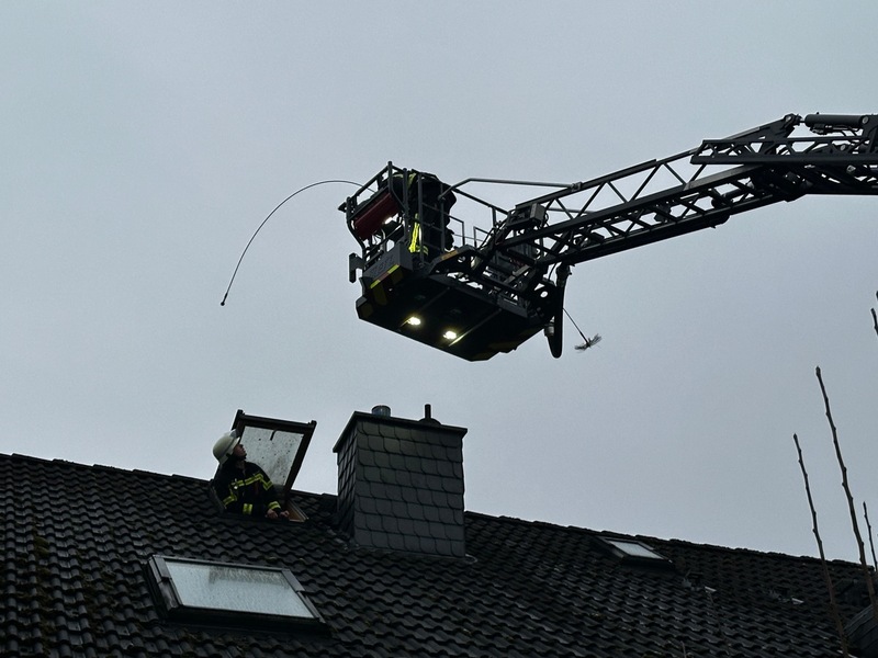 FW Hennef: Kaminbrand in einem Einfamilienhaus - Foto: presseportal.de