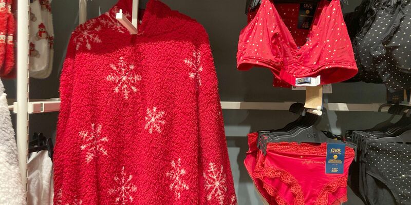 Geschenkte rote Unterwäsche, in der Silvesternacht getragen, soll Glück im neuen Jahr bringen.    - Foto: Sabine Dobel/dpa