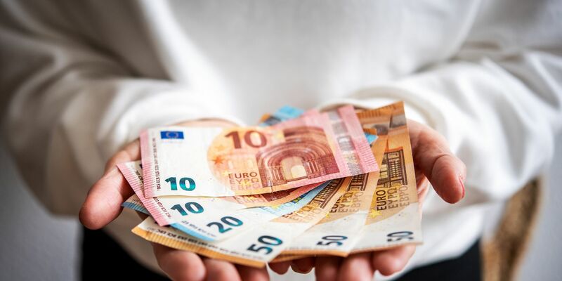 Viele Menschen haben sich für das neue Jahr Spenden vorgenommen (Archivbild) - Foto: Zacharie Scheurer/dpa-tmn/dpa