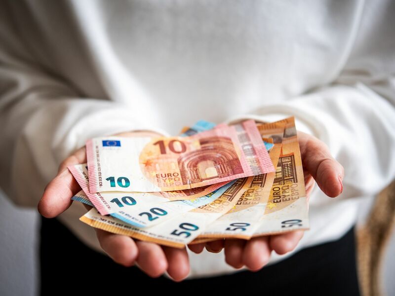 Viele Menschen haben sich für das neue Jahr Spenden vorgenommen (Archivbild) - Foto: Zacharie Scheurer/dpa-tmn/dpa