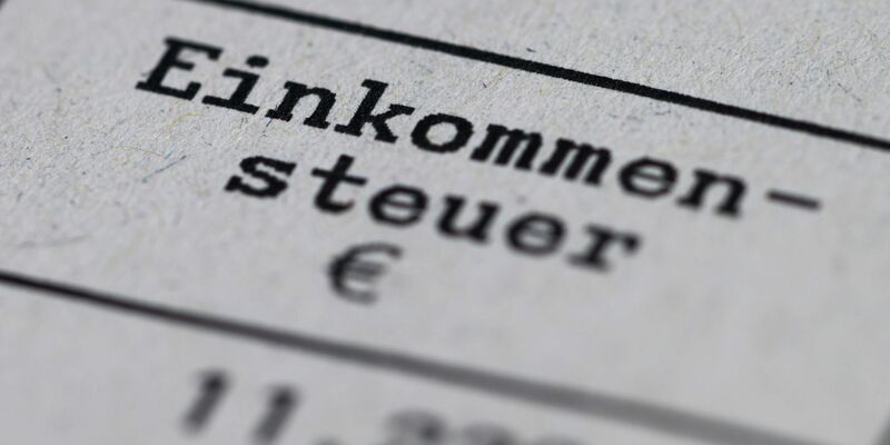 Über 80 Prozent der deutschen Unternehmen finden laut einer Befragung des Ifo-Instituts im Auftrag der Stiftung Familienunternehmen auch die Steuern für ihre Arbeitnehmer zu hoch. (Symbolbild) - Foto: Robert Michael/dpa