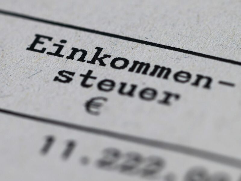 Über 80 Prozent der deutschen Unternehmen finden laut einer Befragung des Ifo-Instituts im Auftrag der Stiftung Familienunternehmen auch die Steuern für ihre Arbeitnehmer zu hoch. (Symbolbild) - Foto: Robert Michael/dpa