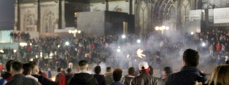 Junge Männer auf dem Platz vor dem Dom und keine Polizei weit und breit - so blieb die Kölner Silvesternacht visuell in Erinnerung. Viele Frauen wurden in der Nacht Opfer sexueller Übergriffe. (Archivbild) - Foto: picture alliance / Markus Boehm/dpa