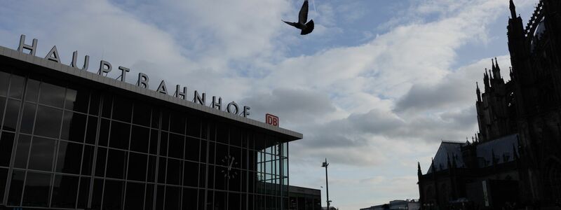  Der Bahnhofsvorplatz und ein Teil des Kölner Doms, fast zehn Jahre später. - Foto: Rolf Vennenbernd/dpa