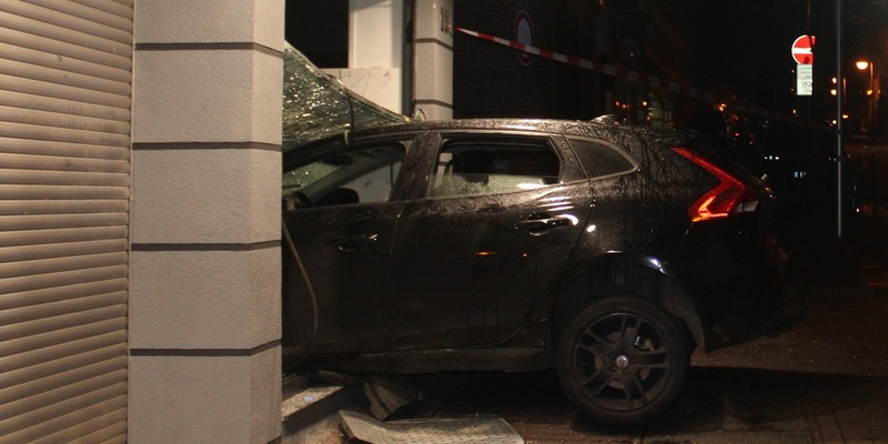 POL-KLE: Kleve- Einbruch in Juweliergeschäft in der Innenstadt / mit Pkw in Schaufensterscheibe gefahren - Foto: presseportal.de