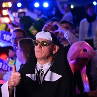 180! Wird Calli Calmund am Sonntag Darts-Weltmeister? Oder doch Luke Humphries? Wessen Pfeile treffen am 4. Januar live auf ProSieben? - Foto: ProSieben/Willi Weber, presseportal.de