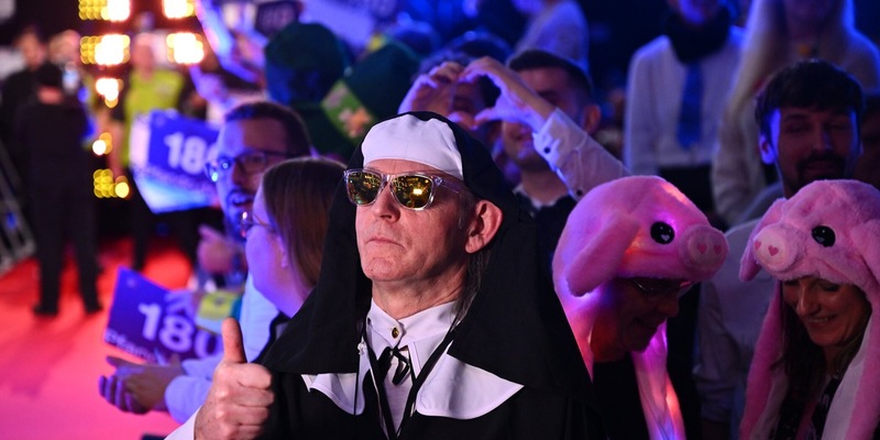 180! Wird Calli Calmund am Sonntag Darts-Weltmeister? Oder doch Luke Humphries? Wessen Pfeile treffen am 4. Januar live auf ProSieben? - Foto: ProSieben/Willi Weber, presseportal.de