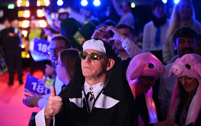 180! Wird Calli Calmund am Sonntag Darts-Weltmeister? Oder doch Luke Humphries? Wessen Pfeile treffen am 4. Januar live auf ProSieben? - Foto: ProSieben/Willi Weber, presseportal.de