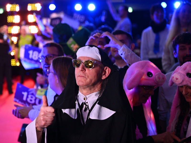 180! Wird Calli Calmund am Sonntag Darts-Weltmeister? Oder doch Luke Humphries? Wessen Pfeile treffen am 4. Januar live auf ProSieben? - Foto: ProSieben/Willi Weber, presseportal.de