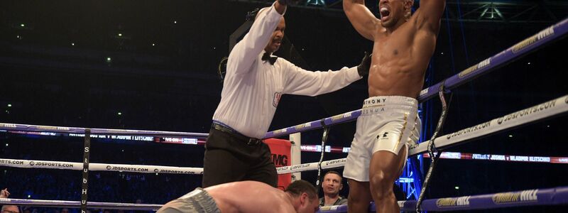 Der Moment des Triumphs für Joshua (r) im WM-Titelkampf gegen Klitschko. (Archivbild) - Foto: picture alliance / Axel Heimken/dpa