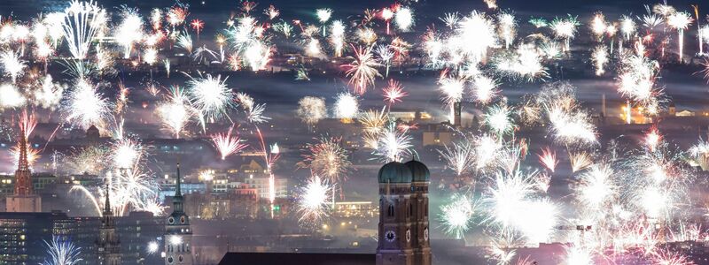 Feuerwerk boomt - die Nachfrage liegt in diesem Jahr auf Rekordniveau. (Archivbild) - Foto: Lennart Preiss/dpa