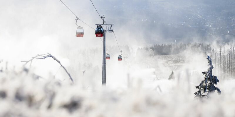 Im Bergland wird es stürmisch - und winterlich. - Foto: Julian Stratenschulte/dpa