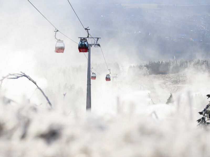 Im Bergland wird es stürmisch - und winterlich. - Foto: Julian Stratenschulte/dpa