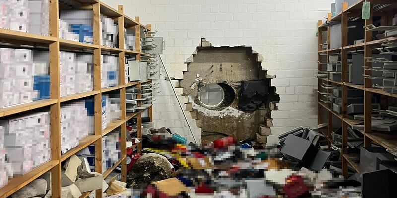 Einbrecher haben sich mit Hilfe eines großen Bohrers Zugang zum Tresorraum verschafft. Dort durchsuchten sie die Wertschließfächer. - Foto: -/Polizei Gelsenkirchen/dpa