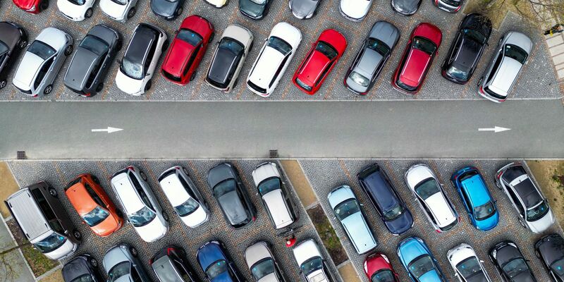 Bei Pkw-Neuzulassungen dominieren weiter gedeckte Lackierungen. (Archivbild) - Foto: Jan Woitas/dpa