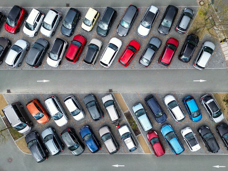 Bei Pkw-Neuzulassungen dominieren weiter gedeckte Lackierungen. (Archivbild) - Foto: Jan Woitas/dpa