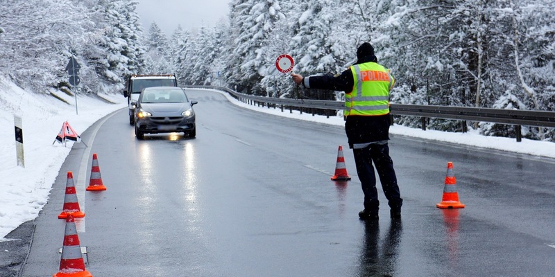 Bundespolizeidirektion München: Bundespolizei nimmt mutmaßliche Schleuser auf B2 fest - Foto: presseportal.de