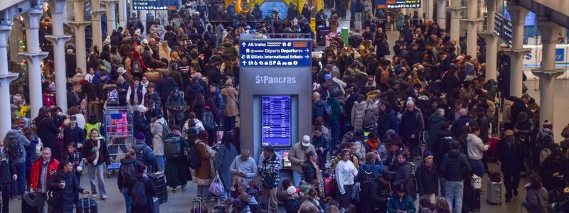 Die Störung im Bahnverkehr macht viele Reisepläne kurz vor Silvester zunichte - Foto: Vuk Valcic/ZUMA Press Wire/dpa