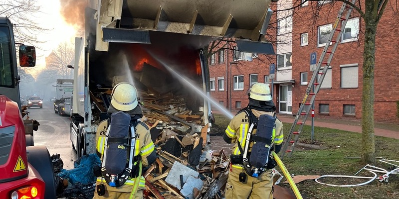 FW Bremerhaven: Brand eines Müllfahrzeugs in Geestemünde - Foto: presseportal.de