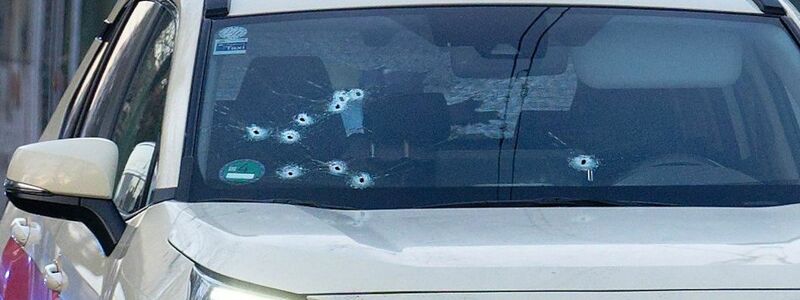 Auf das Taxi wurden mehrere Schüsse abgegeben - vor allem auf die Beifahrerseite. - Foto: Henning Kaiser/dpa