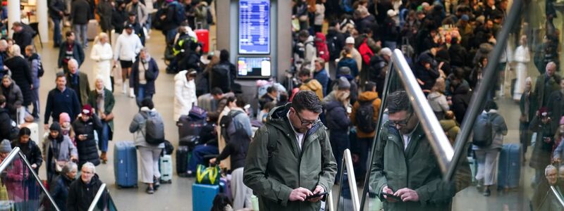 Passagiere stranden in London am Bahnhof St Pancras International - Foto: Alberto Pezzali/AP/dpa