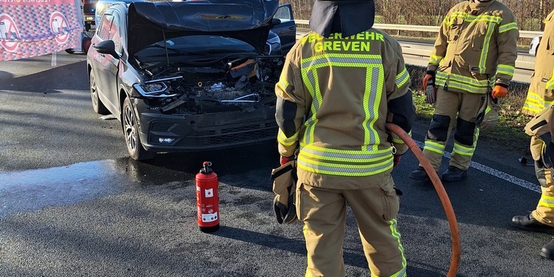 FW-Greven: Schwerer Verkehrsunfall auf der A1 mit fünf verletzten Personen. - Foto: presseportal.de