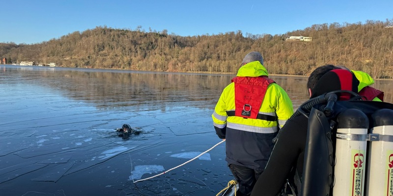 FW-E: Wasserrettungseinsatz am Baldeneysee - Eisschicht erschwert Erkundung - Foto: presseportal.de