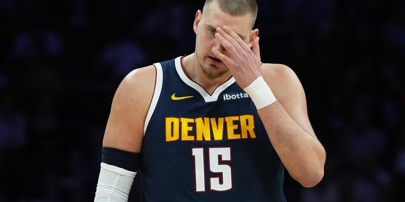 Nikola Jokic muss für einige Zeit pausieren. - Foto: Lynne Sladky/AP/dpa