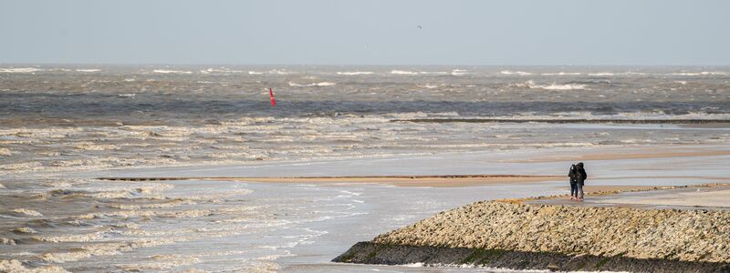 Wissenschaftler gehen davon aus, dass der Meeresspiegel in der Nordsee bis 2100 zwischen 30 und 120 Zentimeter steigen wird. (Archivbild) - Foto: Mohssen Assanimoghaddam/dpa