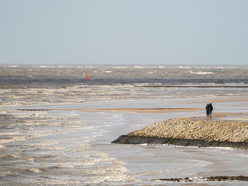 Wissenschaftler gehen davon aus, dass der Meeresspiegel in der Nordsee bis 2100 zwischen 30 und 120 Zentimeter steigen wird. (Archivbild) - Foto: Mohssen Assanimoghaddam/dpa