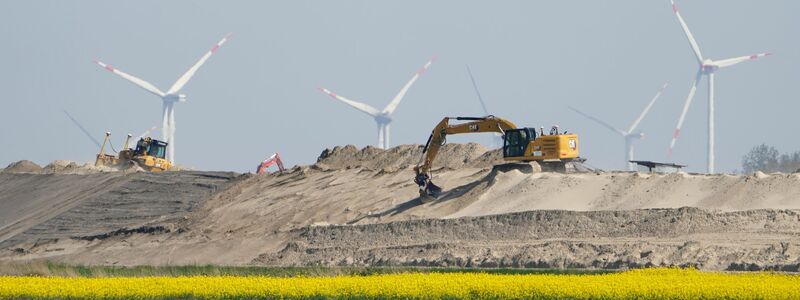 Die Landesschutzdeiche in Schleswig-Holstein werden zu sogenannten Klimadeichen ausgebaut. (Archivbild) - Foto: Marcus Brandt/dpa