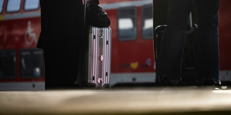 Über Lautsprecher werden Reisende immer wieder sensibilisiert, ihr Gepäck vor Dieben zu schützen. (Illustration) - Foto: Marijan Murat/dpa