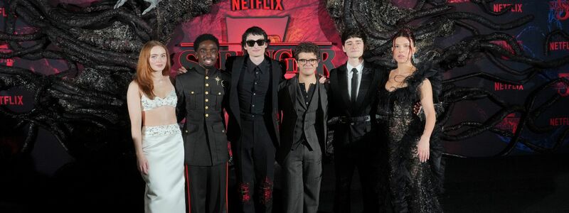 Stars der Serie «Stranger Things»: Sadie Sink, Caleb McLaughlin, Finn Wolfhard, Gaten Matarazzo, Noah Schnapp und Millie Bobby Brown im November in Los Angeles (von links nach rechts). (Archivbild) - Foto: Jordan Strauss/Invision/AP/dpa