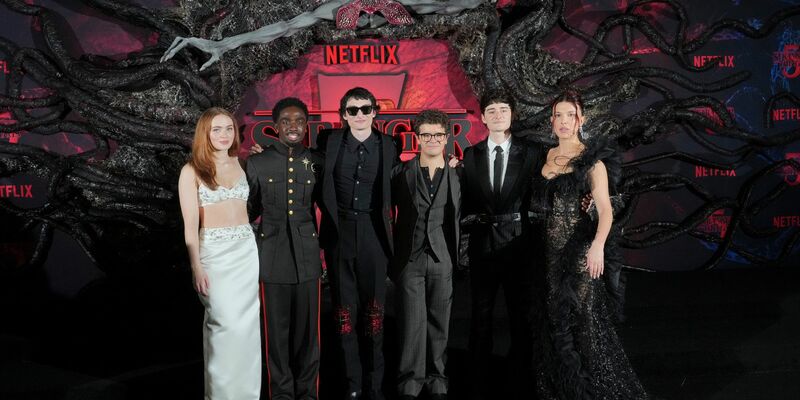 Stars der Serie «Stranger Things»: Sadie Sink, Caleb McLaughlin, Finn Wolfhard, Gaten Matarazzo, Noah Schnapp und Millie Bobby Brown im November in Los Angeles (von links nach rechts). (Archivbild) - Foto: Jordan Strauss/Invision/AP/dpa