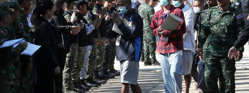 Das Komitee vom Internationalen Roten Kreuz beobachtete die Übergabe. - Foto: Uncredited/AGENCE KAMPUCHEA PRESS/AP/dpa