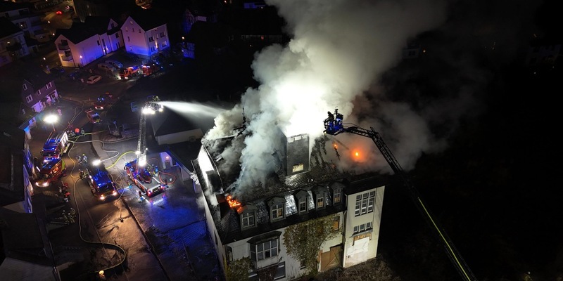 FF Olsberg: Feuer zerstört Dachstuhl des ehemaligen Krankenhauses in Olsberg - Foto: presseportal.de