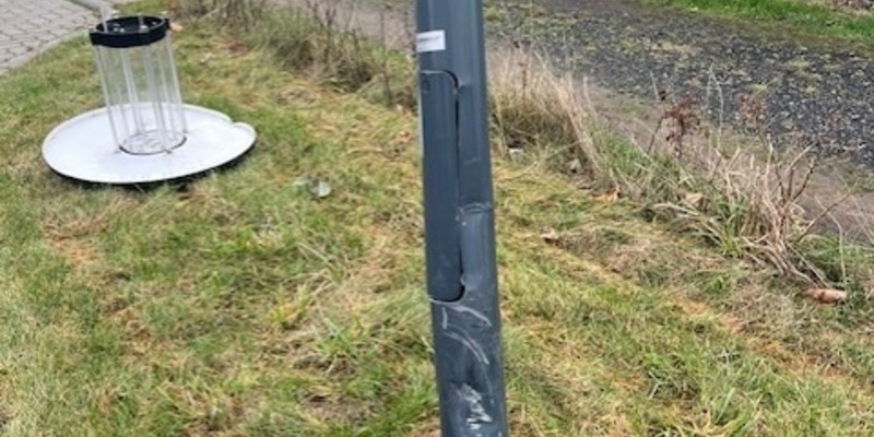 POL-STD: Autofahrer beschädigt Straßenlaterne in Horneburg und flüchtet - Polizei sucht Verursacher und Zeugen, Zweiter Einbruch in Mittelnkirchen, Papiercontainer in Buxtehude angesteckt - Foto: presseportal.de