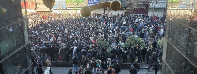 In Teheran, aber auch anderen großen Städten gehen Menschenmassen auf die Straße. (Archivbild) - Foto: Social Media/ZUMA Press Wire/dpa