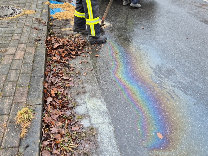 FW Südheide: Mehrere kilometerlange Ölspur im Ortsgebiet von Beckedorf - Foto: presseportal.de