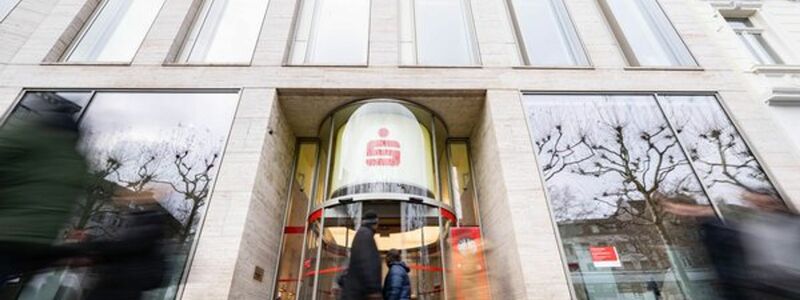 Die betroffene Sparkasse Köln/Bonn bestätigte den Vorfall. - Foto: Benjamin Westhoff/dpa