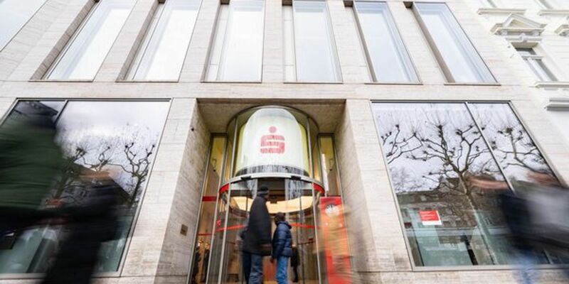 Die betroffene Sparkasse Köln/Bonn bestätigte den Vorfall. - Foto: Benjamin Westhoff/dpa
