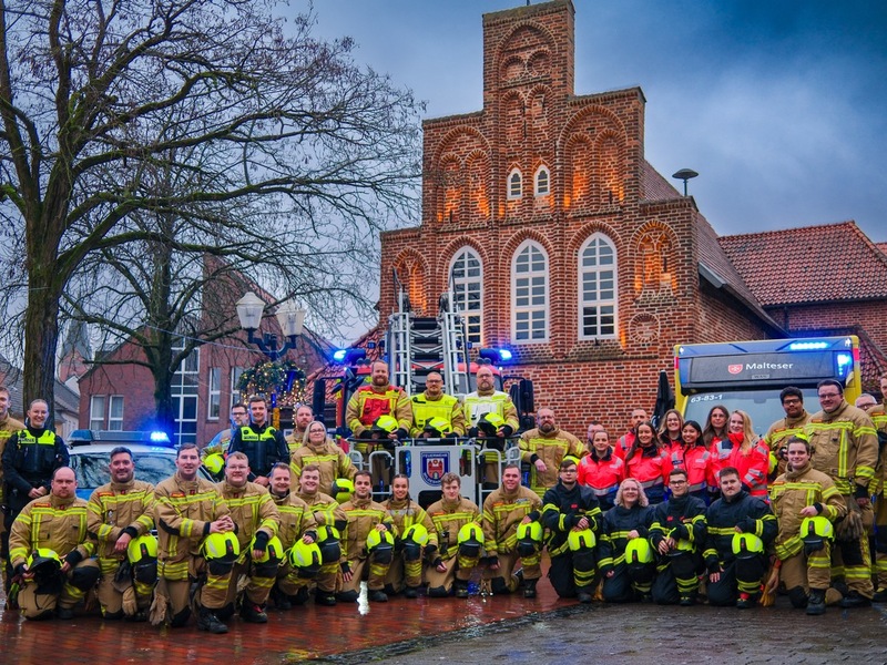 FW-OLL: Einsatzkräfte stehen in der Silvesternacht gemeinsam bereit - Foto: presseportal.de
