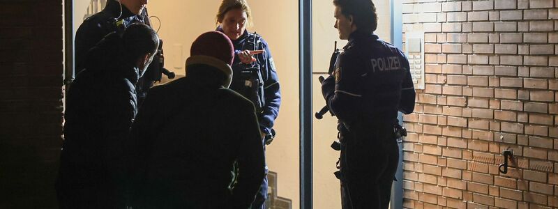 Die Polizei nahm den tatverdächtigen Jugendlichen noch vor Ort fest. - Foto: BlaulichtRheinlandNRW/dpa