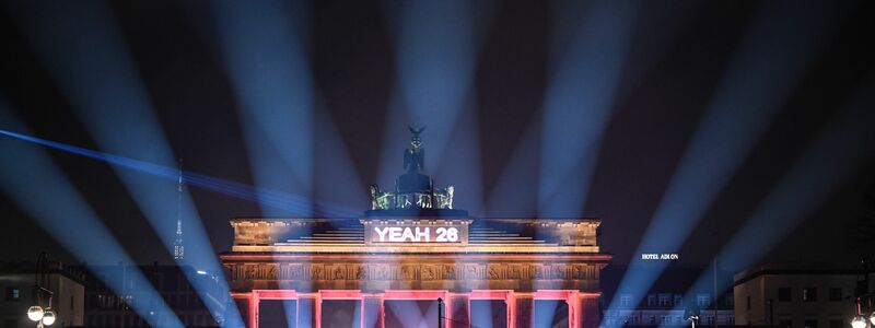 Polizisten und Fahrzeuge der Polizei. - Foto: Britta Pedersen/dpa