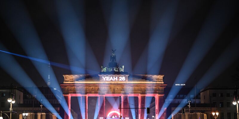 Daniela (links) und Nina in Berlin. - Foto: Britta Pedersen/dpa
